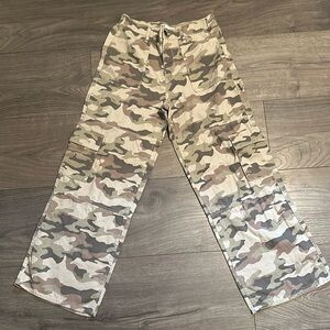 Wide leg Camo Cargo Pants